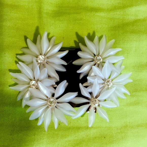 Vintage Jewelry - RARE Vintage celluloid daisy earrings